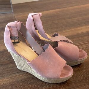 Marc Fisher Mauve Scalloped Wedges
